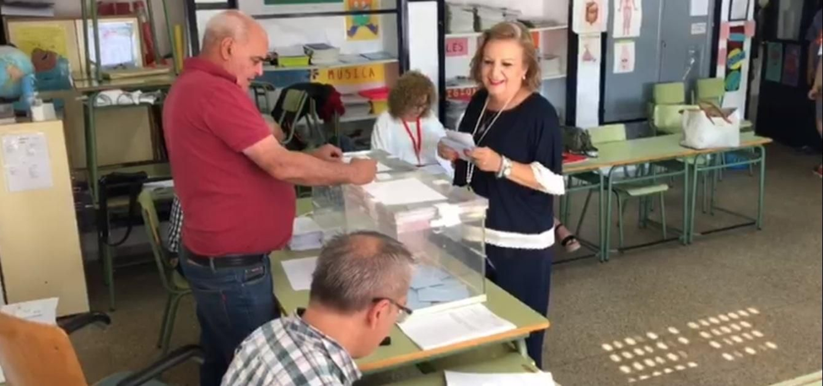 La candidata de C's, María del Mar Meca, votando en los pasados comicios.