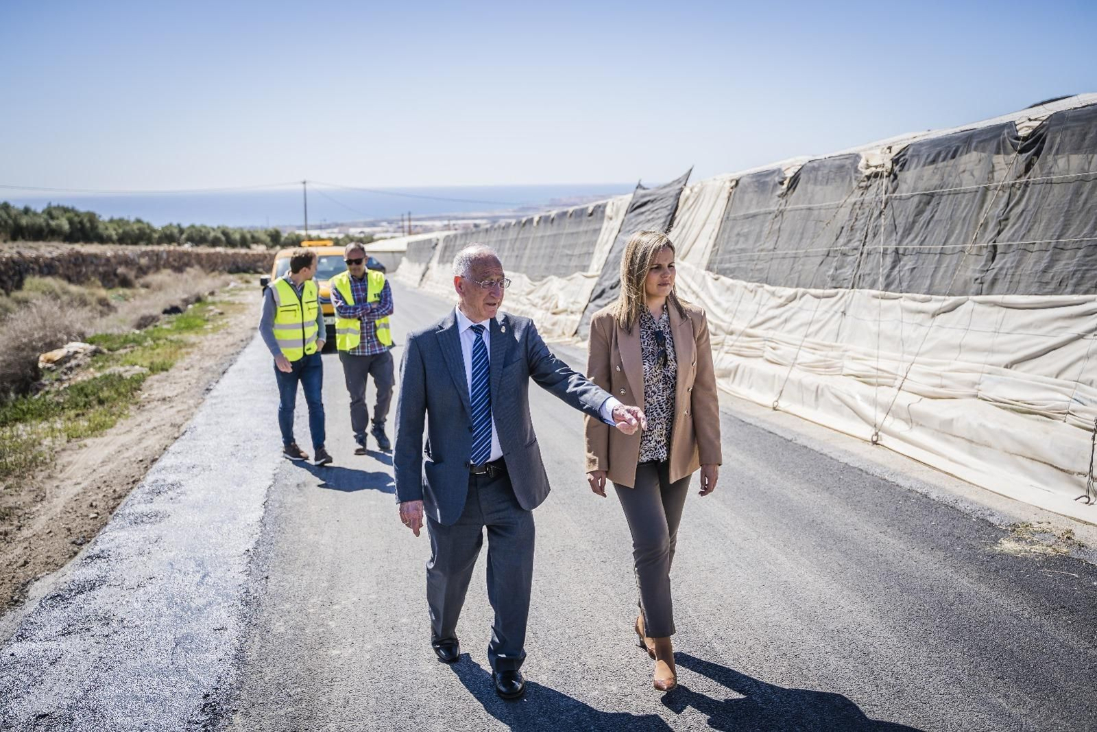 El alcalde de Roquetas de Mar, Gabriel Amat, y la concejala de presidencia, Rocío Sánchez, visitando la zona agrícola del municipio.