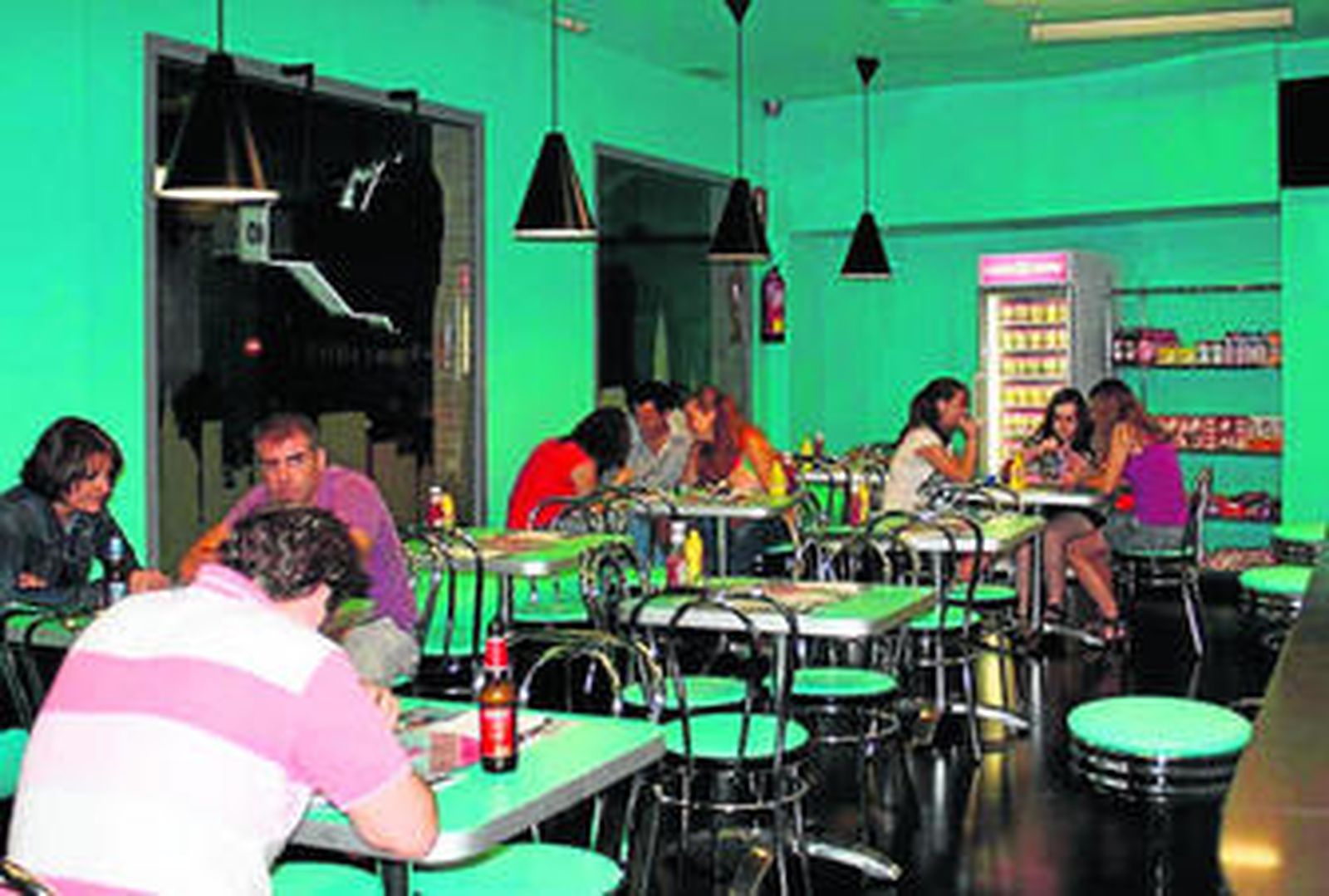 El restaurante El Americano, en Tomares, recupera la estética de los tradicionales 'dinner' estadounidenses.