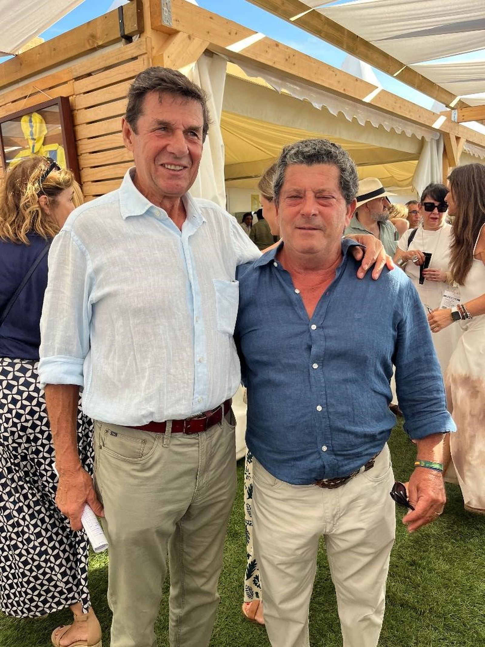 Manolo Laffón con Hermenegildo Mergelina en el palco de la Real Sociedad de Carreras.