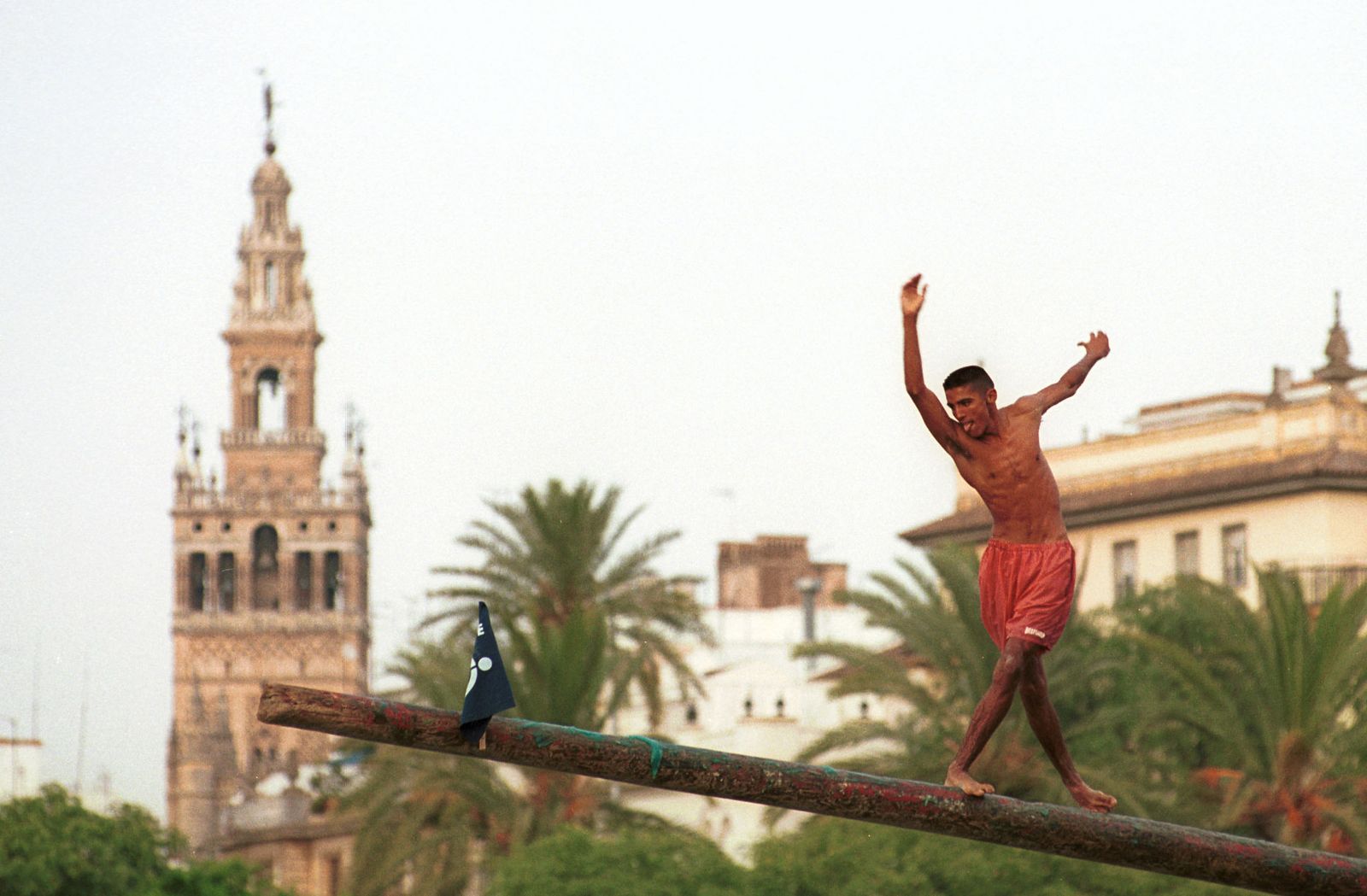 La cucaña del Guadalquivir, un clásico en los veranos de Sevilla.