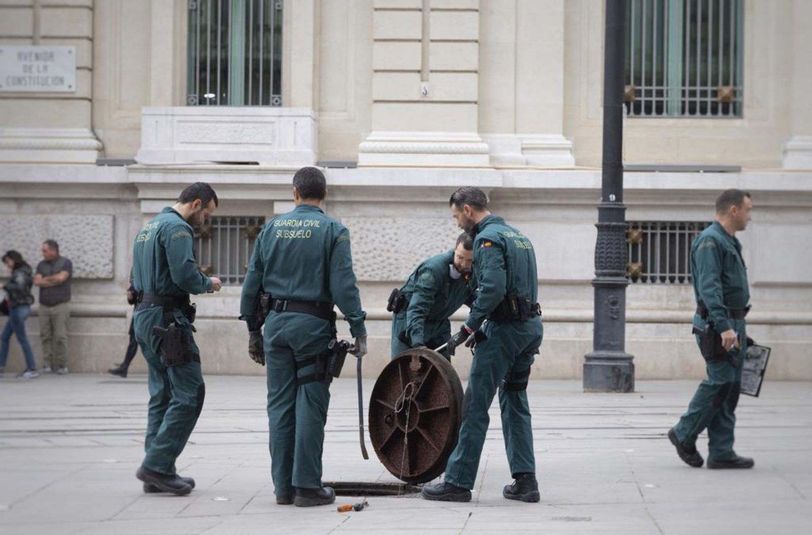 La Guardia Civil inspecciona el subsuelo en el centro de Sevilla