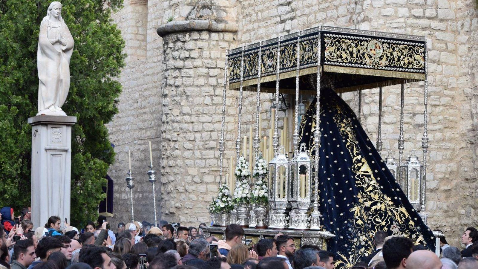El palio de la Virgen de las Lágrimas a su paso por San Ildefonso.