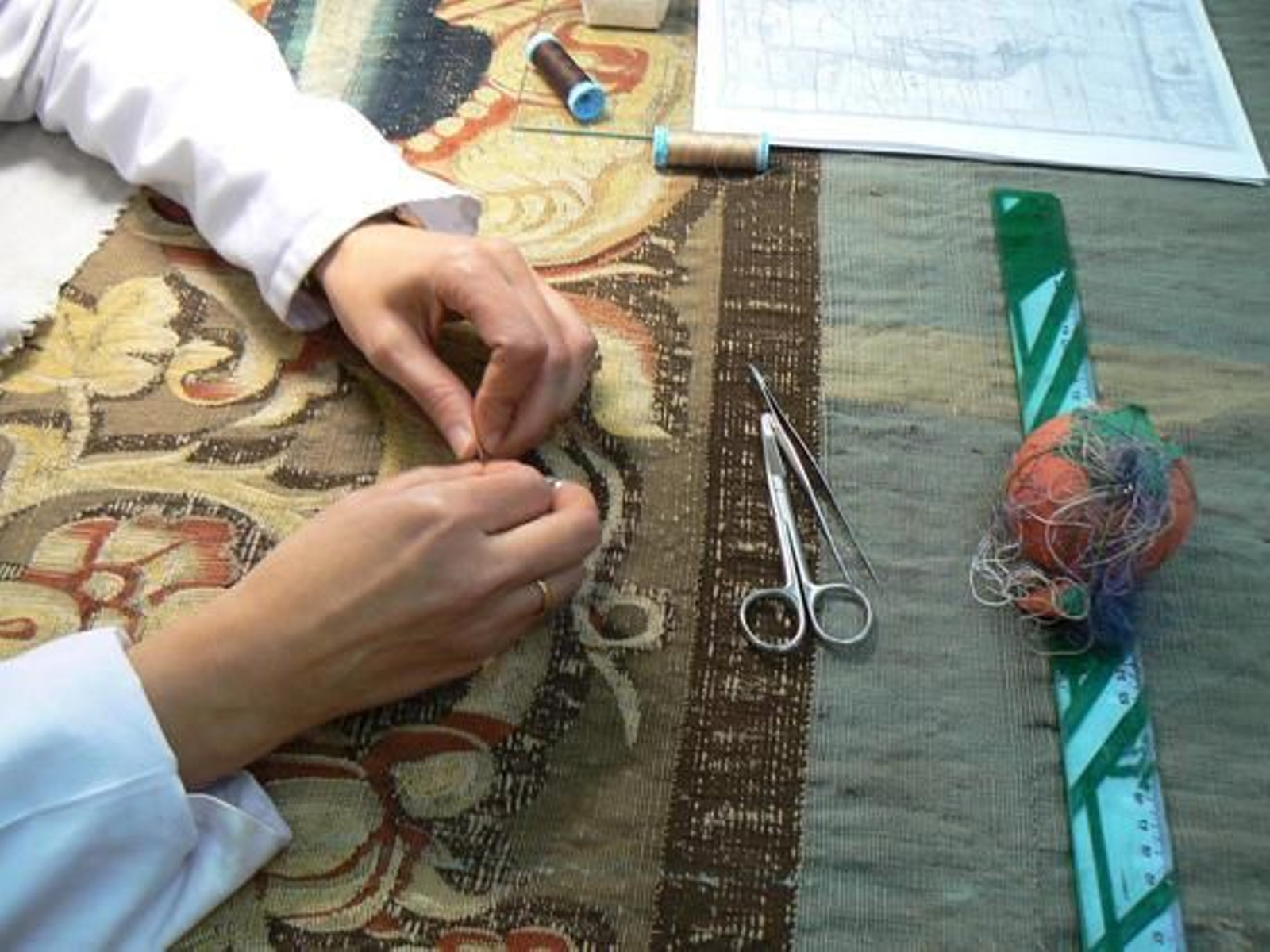 Imagen de un tapiz que está siendo restaurado.

Foto: Ruesga Bono