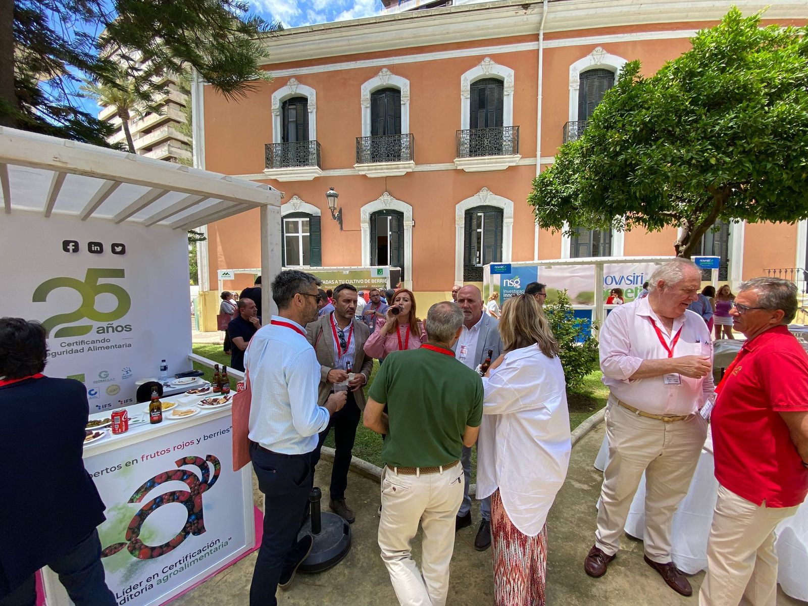 Más de medio centenar de empresas participan en el Congreso de Frutos Rojos