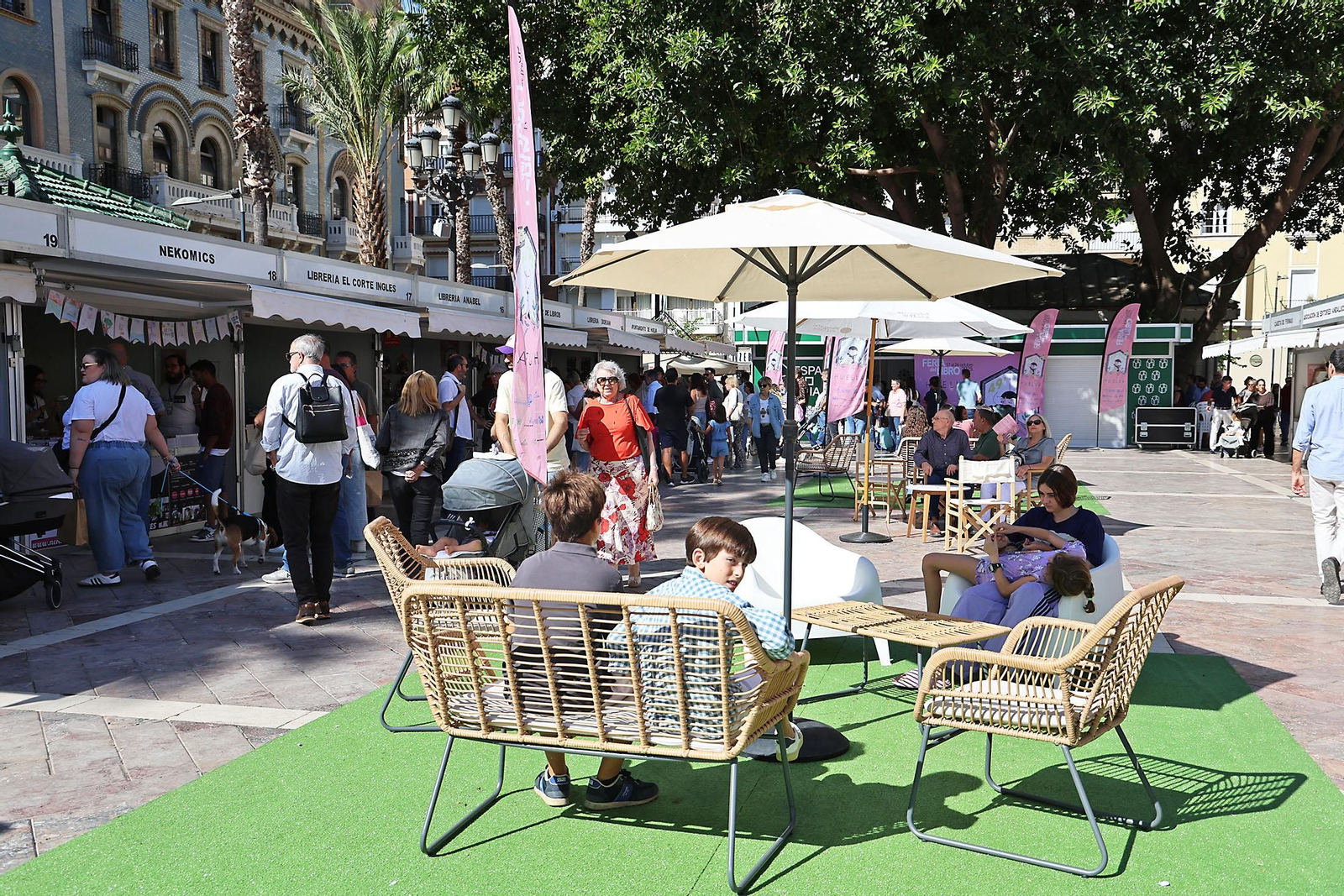 Imágenes del ambiente en la Feria del Libro de Huelva