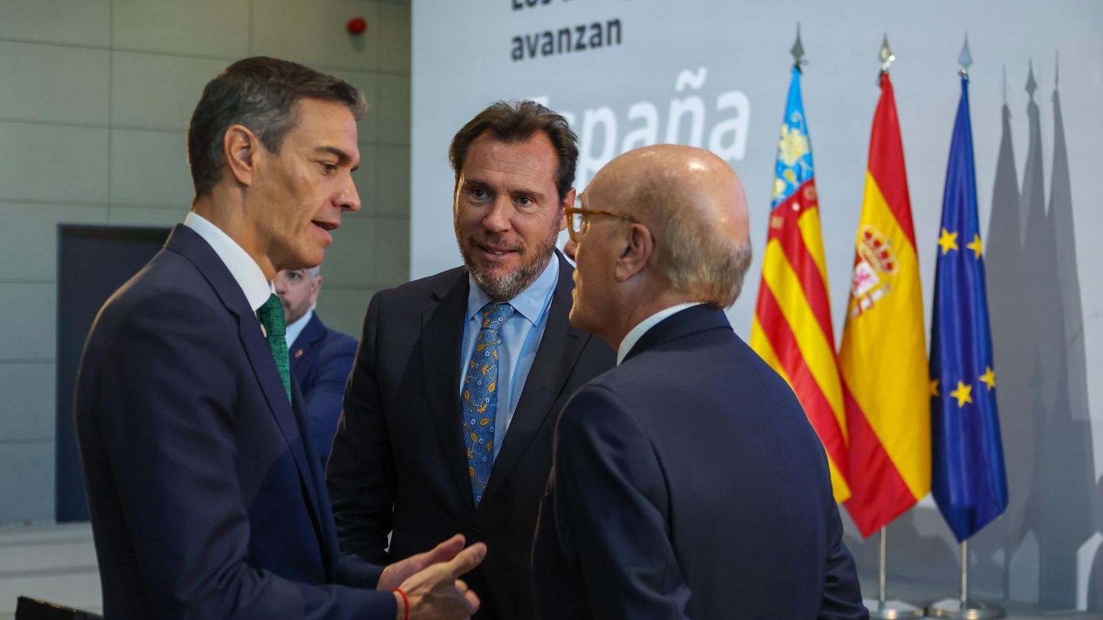 El ministro Óscar Puente con el presidente Pedro Sánchez en el acto de presentación del plan de inversiones de Aena