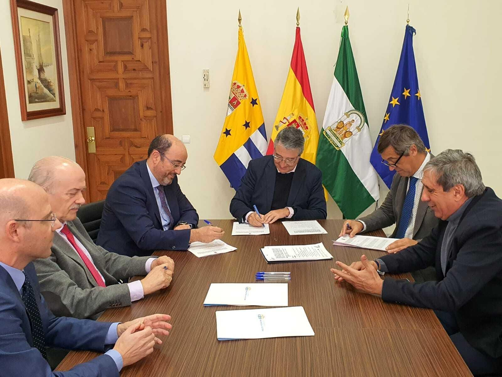 Firma del acuerdo entre los representantes de la UMA, Hidralia y Rincón de la Victoria