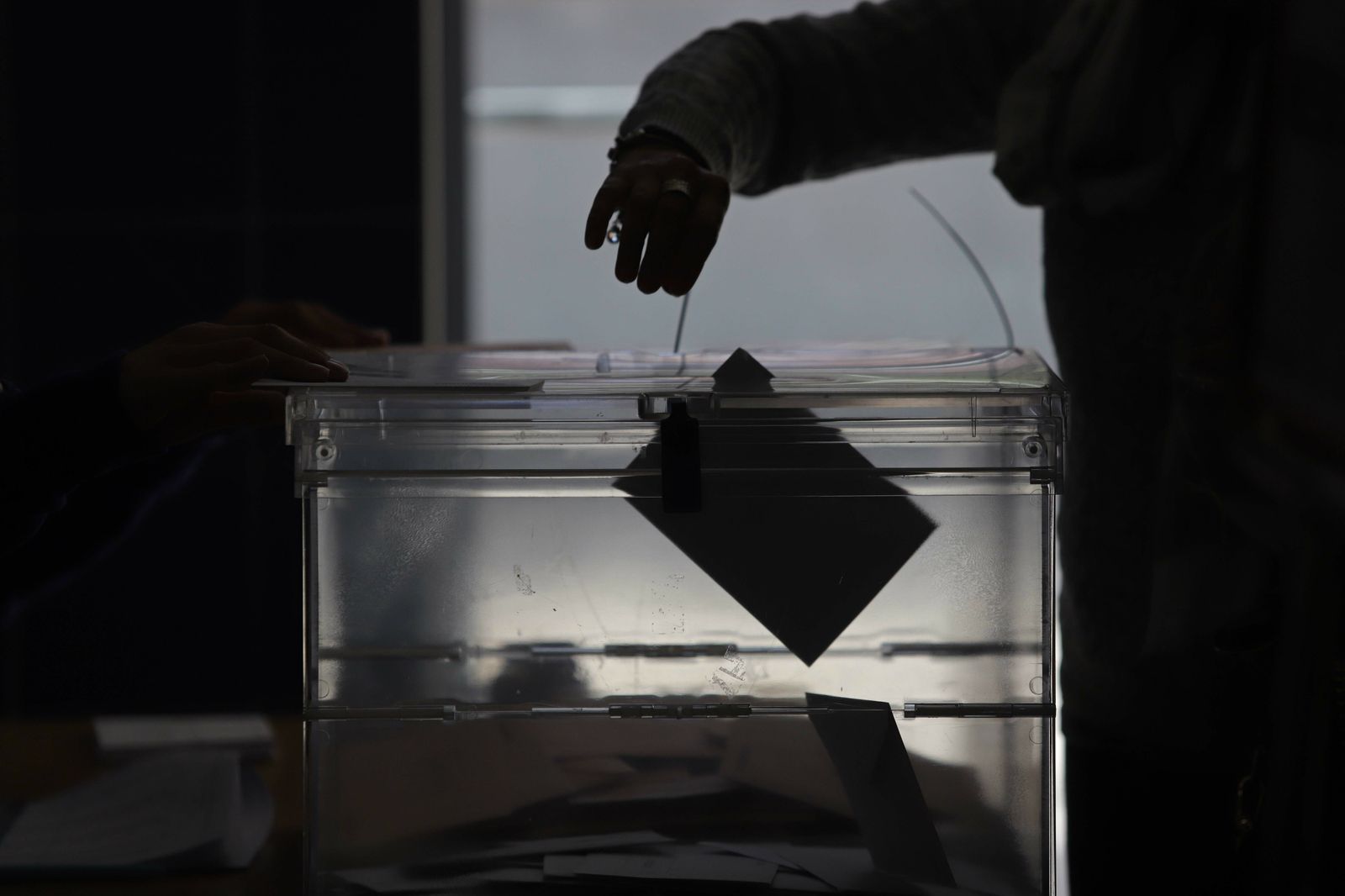 Una persona deposita su voto en Algeciras el 28 de abril.