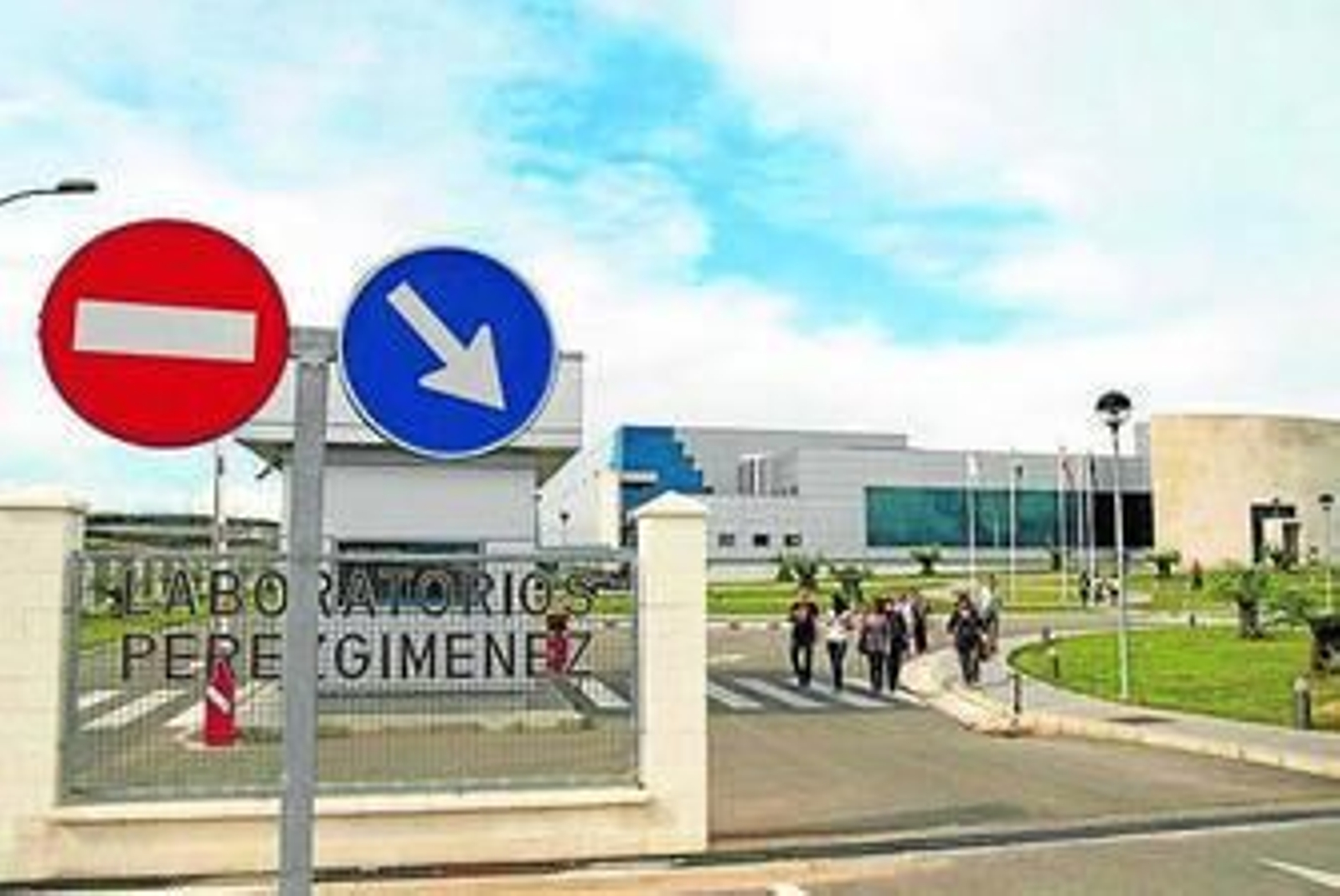 Fachada de  los laboratorios Pérez Giménez, en Almodóvar del Río.