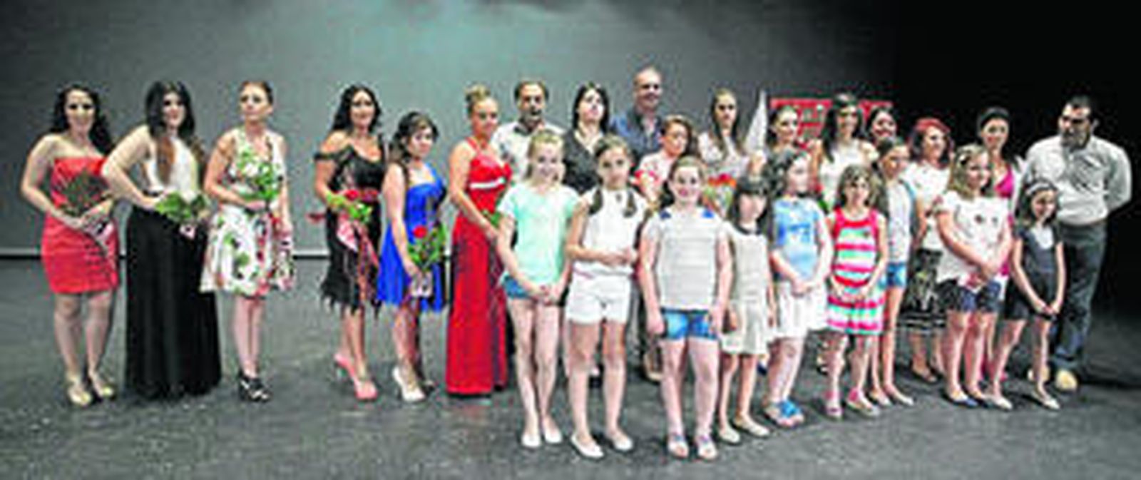 Foto de familia de las cortes infantil y juvenil junto a las autoridades municipales, ayer en el teatro Juan Luis Galiardo.