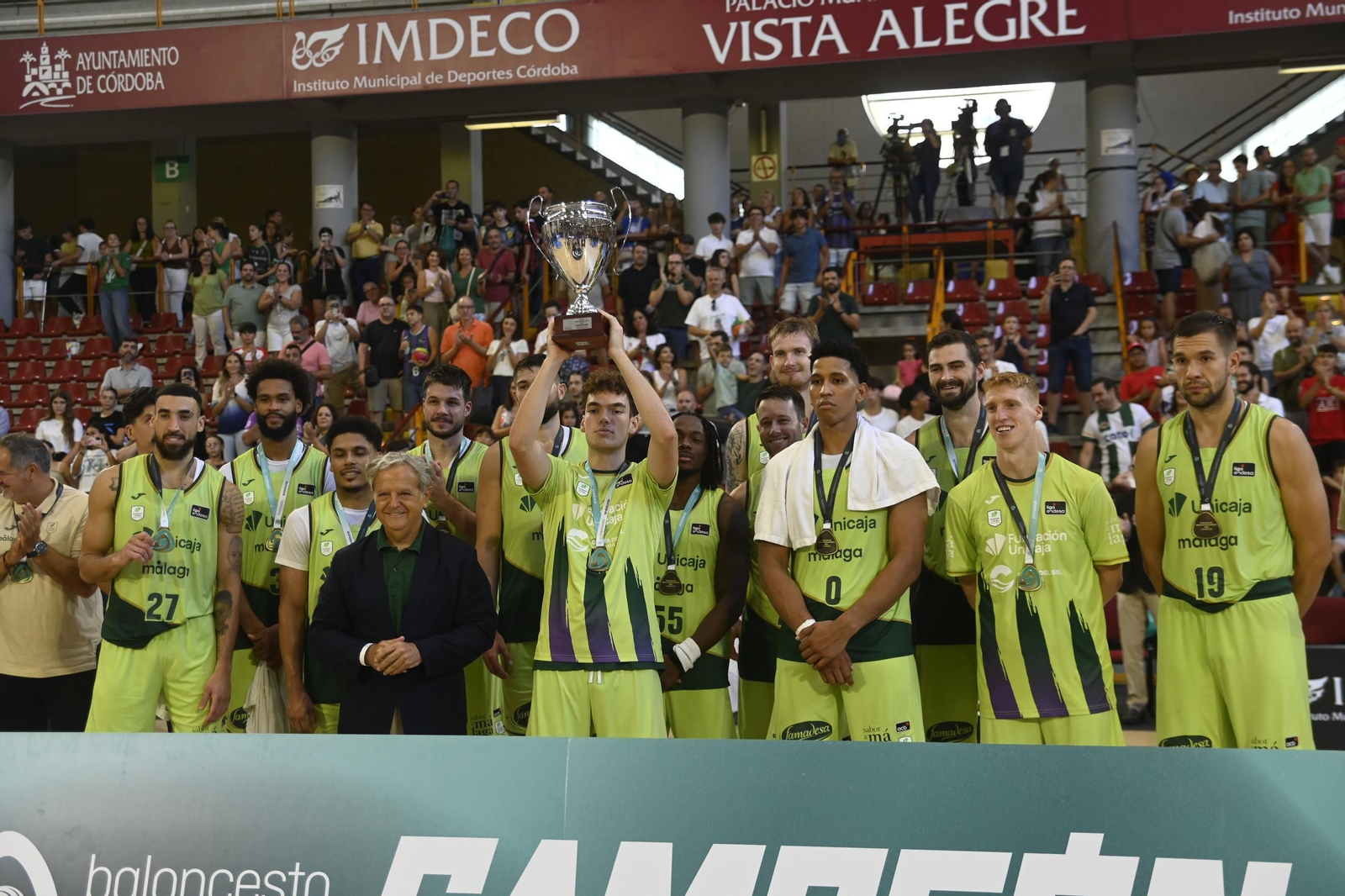 Las mejores fotos del ambiente en Vista Alegre para el Unicaja - Covirán Granada de la Copa de Andalucía de baloncesto
