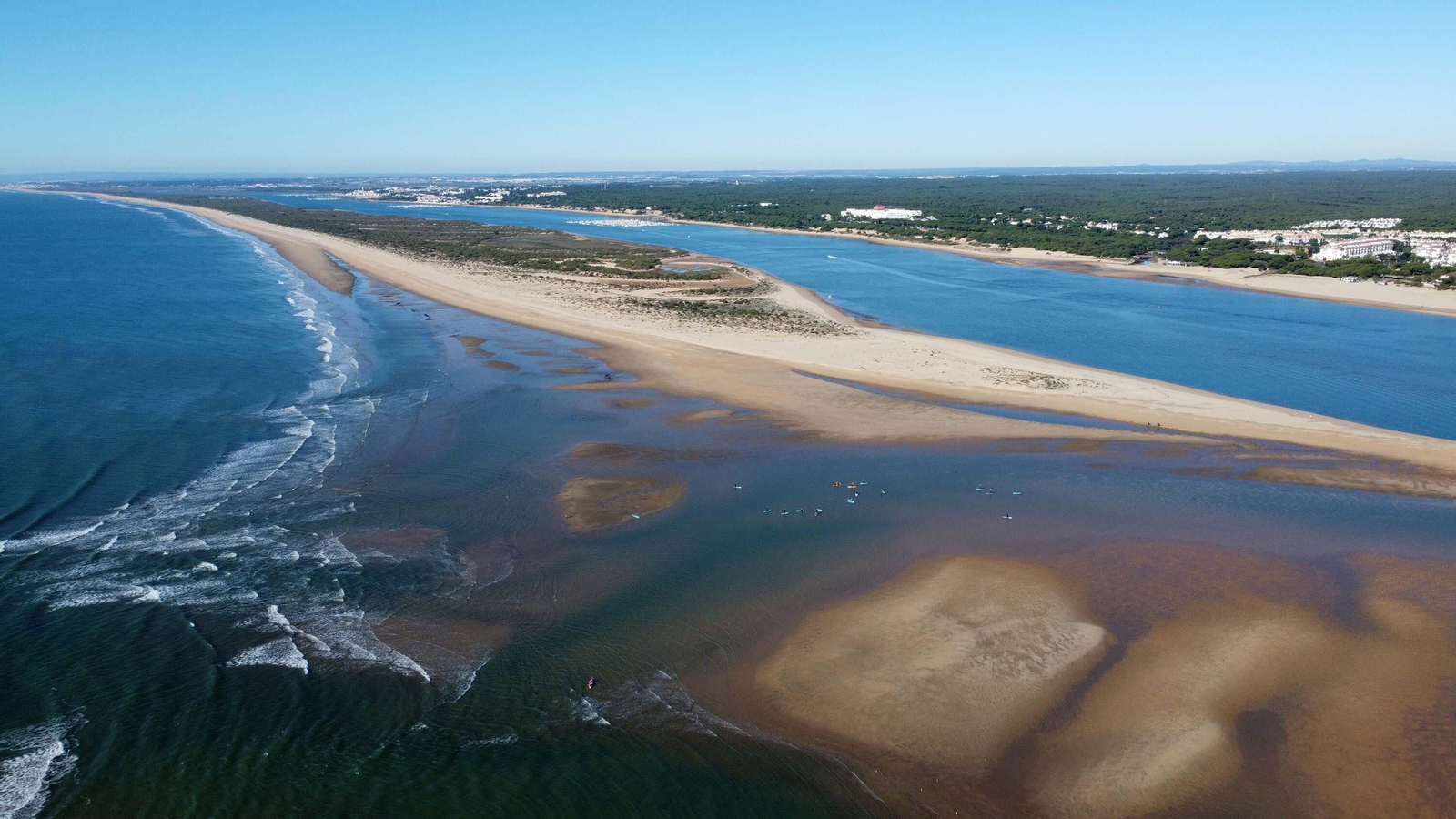 Las mejores imágenes de los Papás Noel que ha cruzado el río Piedras en paddle surf