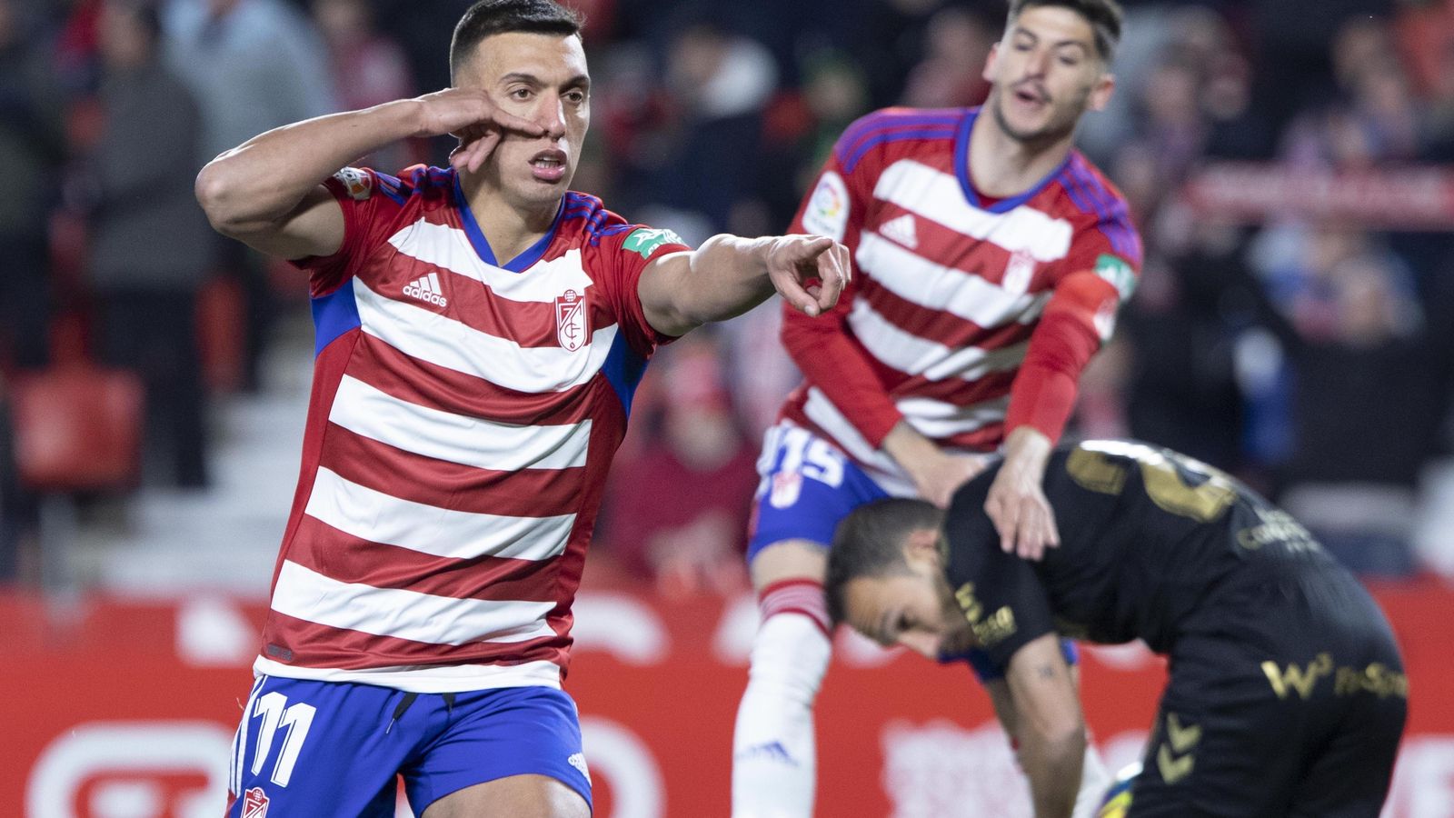 Uzuni celebra su primer tanto que anotó de penalti.