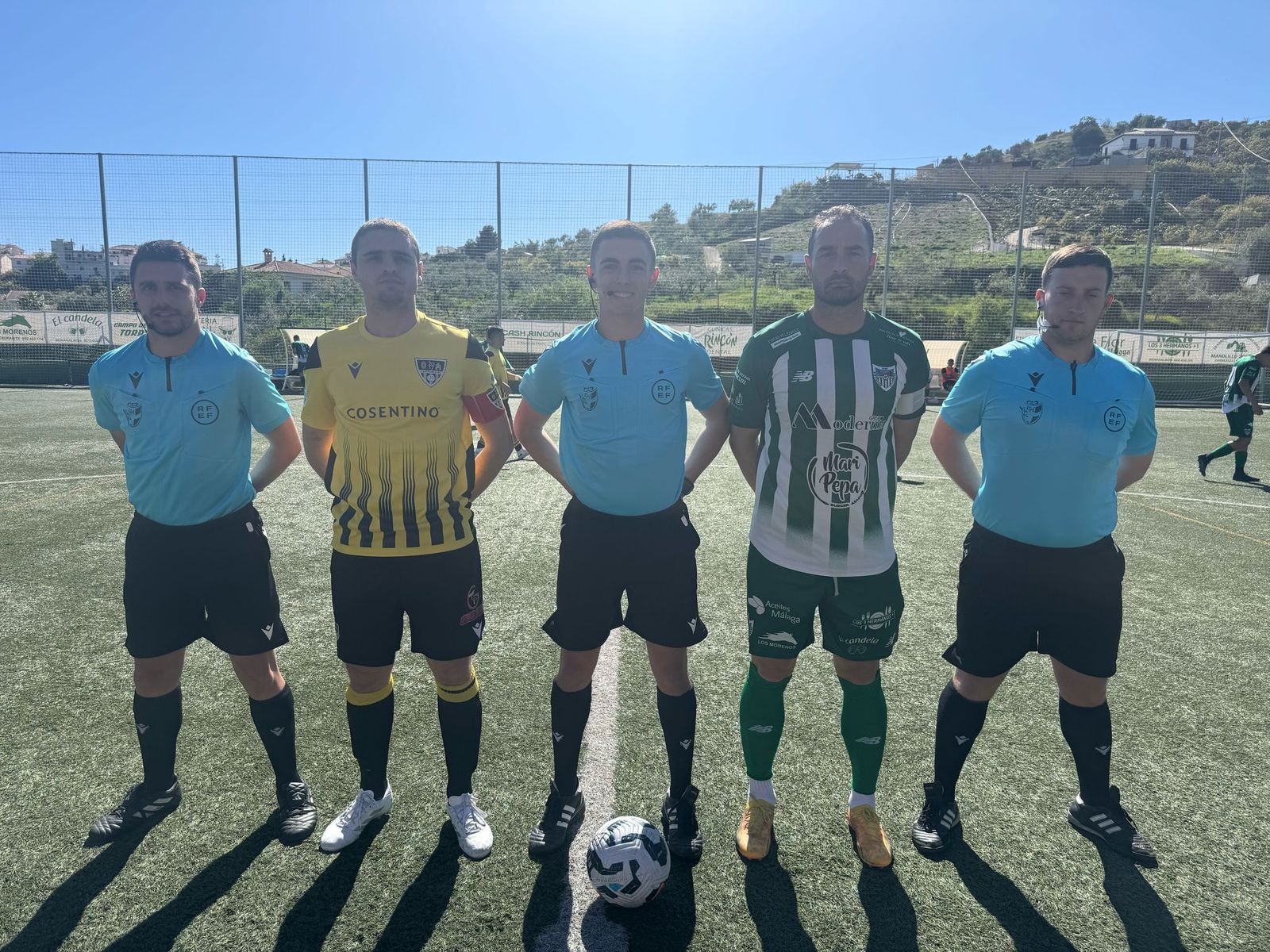 Los capitanes de ambos equipos posan con el trío arbitral antes del comienzo del encuentro.