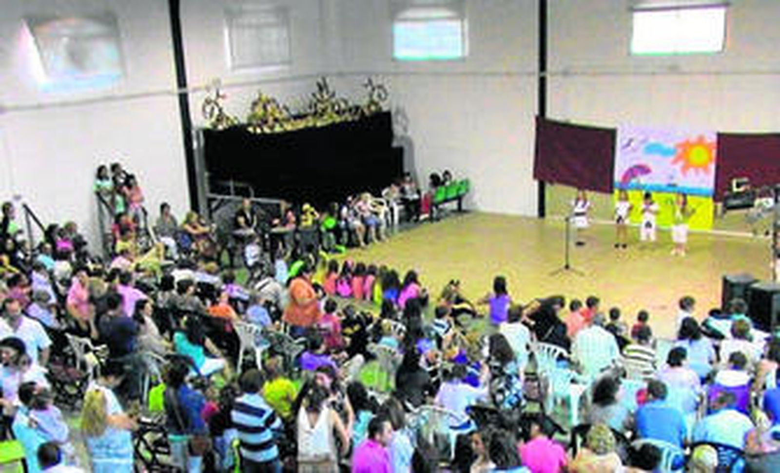 La fiesta de fin de curso organizada por los padres se celebró en una nave de la asociación vecinal de la zona.
