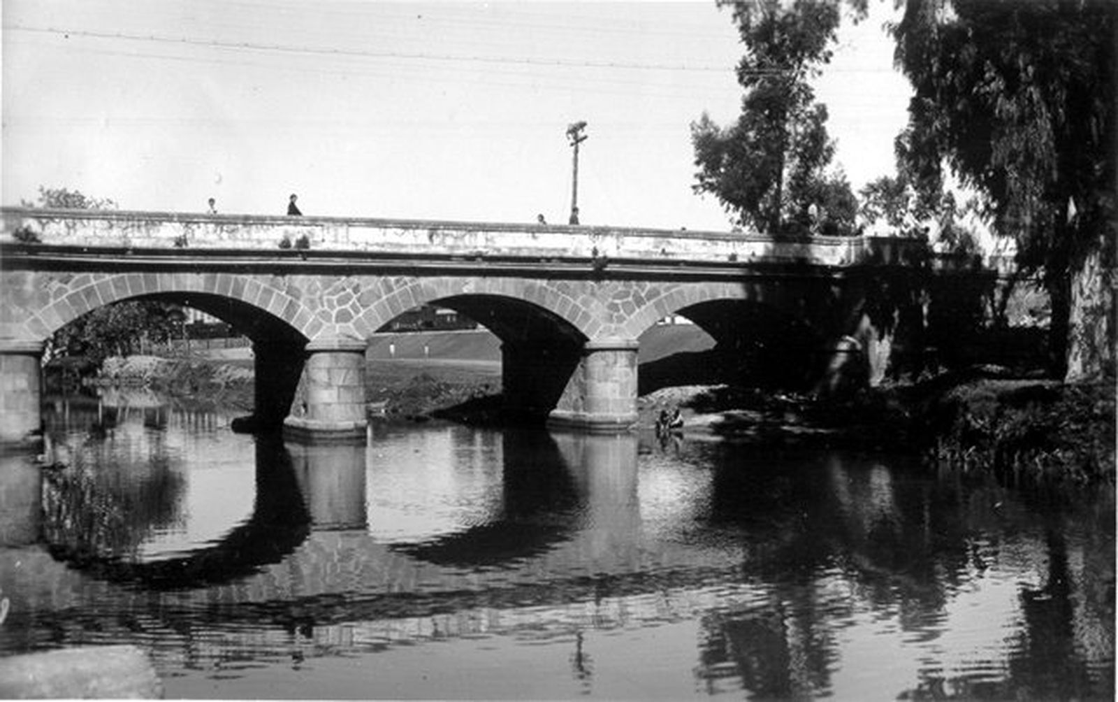 El llamado puente del Matadero, construido en el año 1880, en una fotografía de Antonio Pasaporte tomada en 1930.