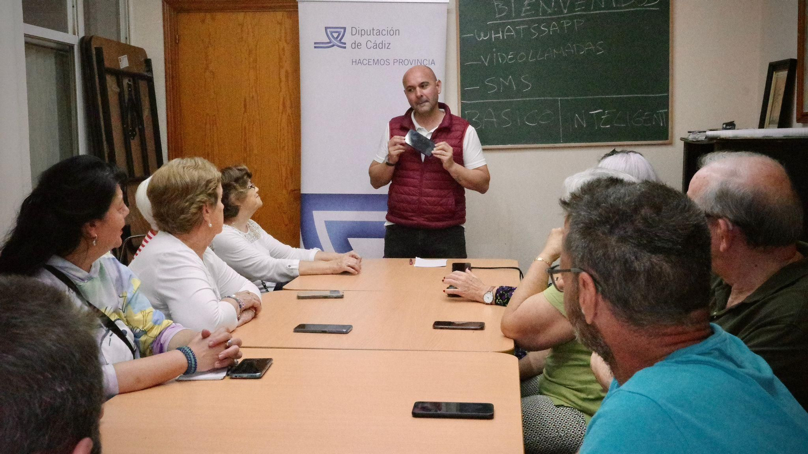 El profesor de los cursos gratuitos, en un momento de las clases