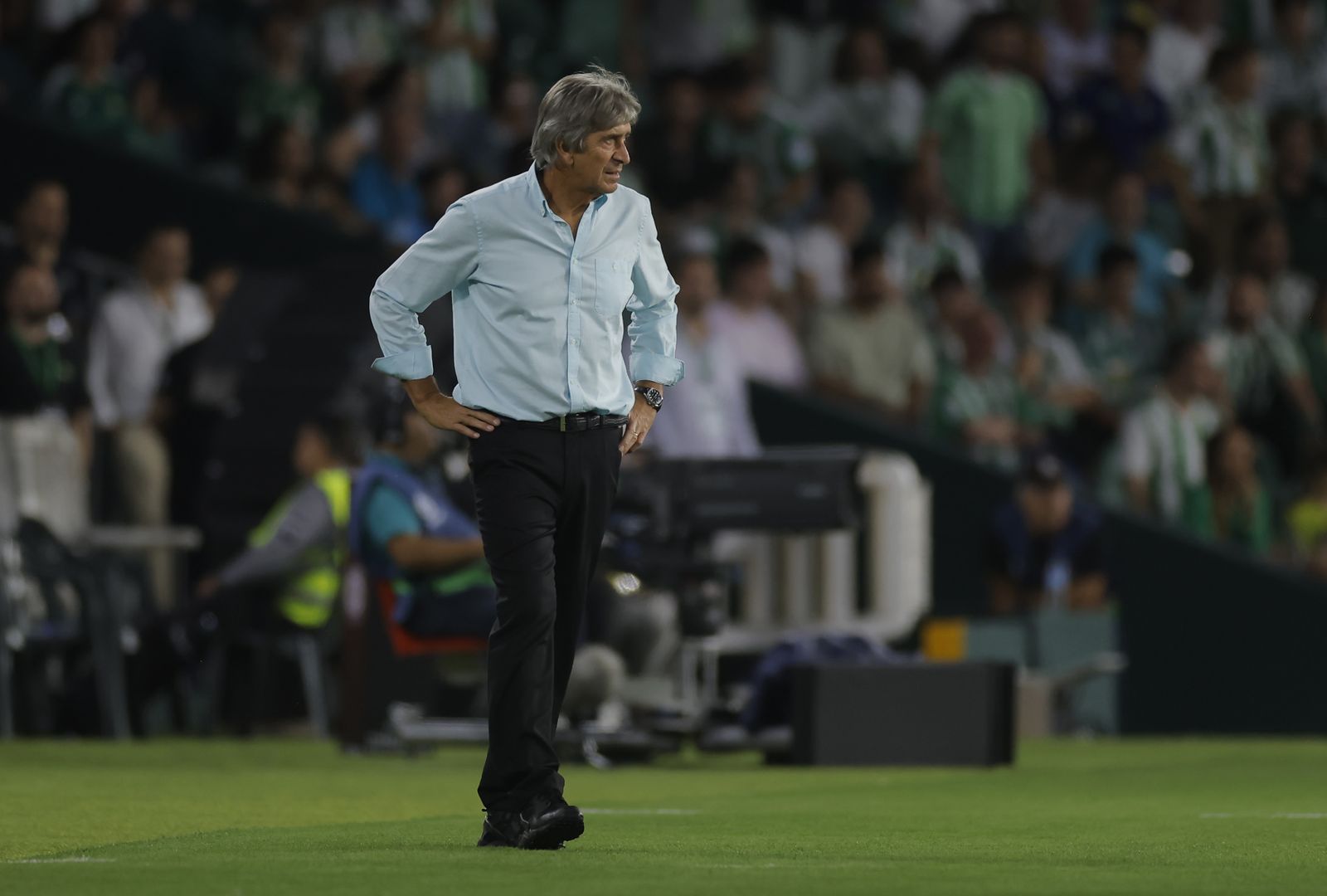 Pellegrini sigue con atención las evoluciones del partido.