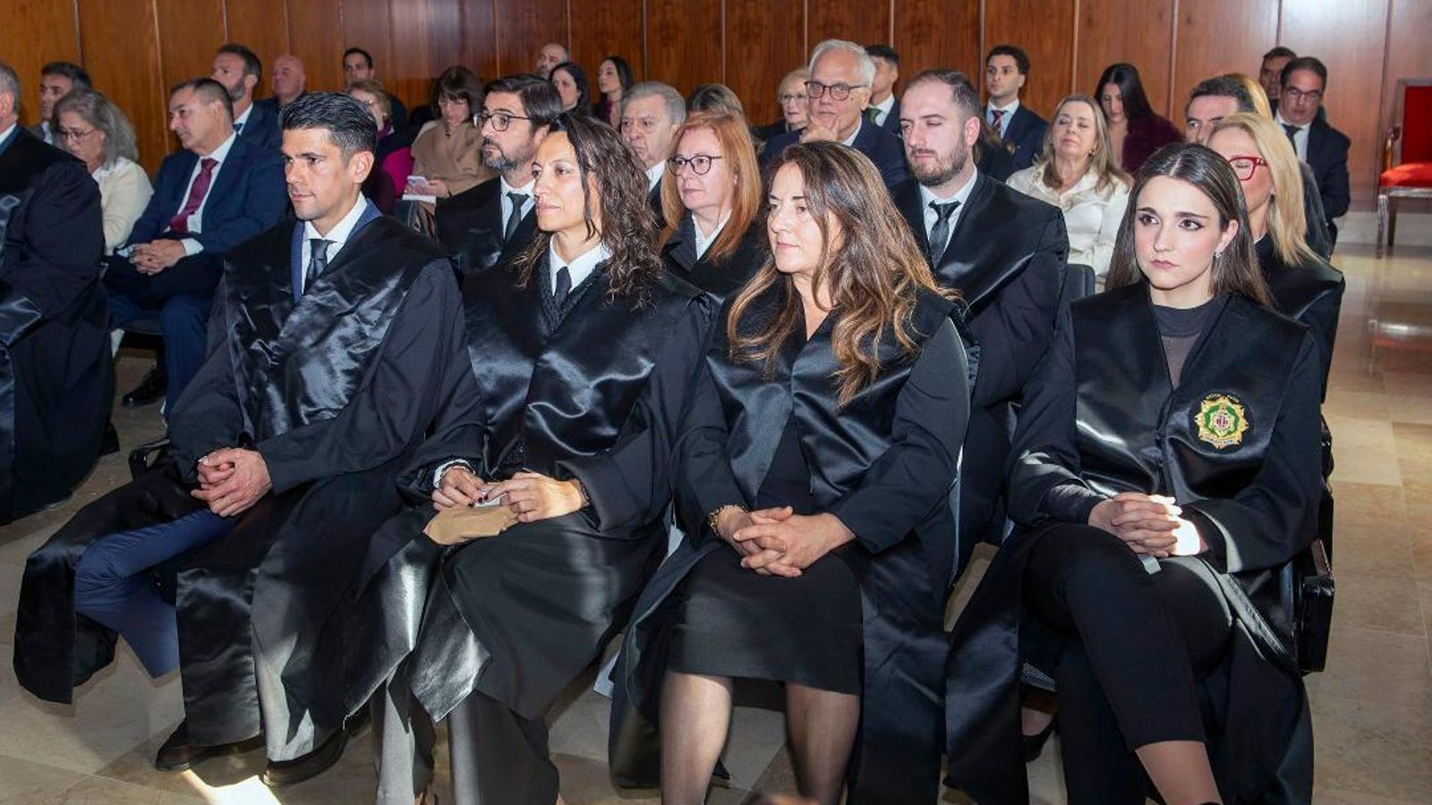 Durante la ceremonia, el grupo de los nuevos graduados sociales que se incorporan a la profesión.
