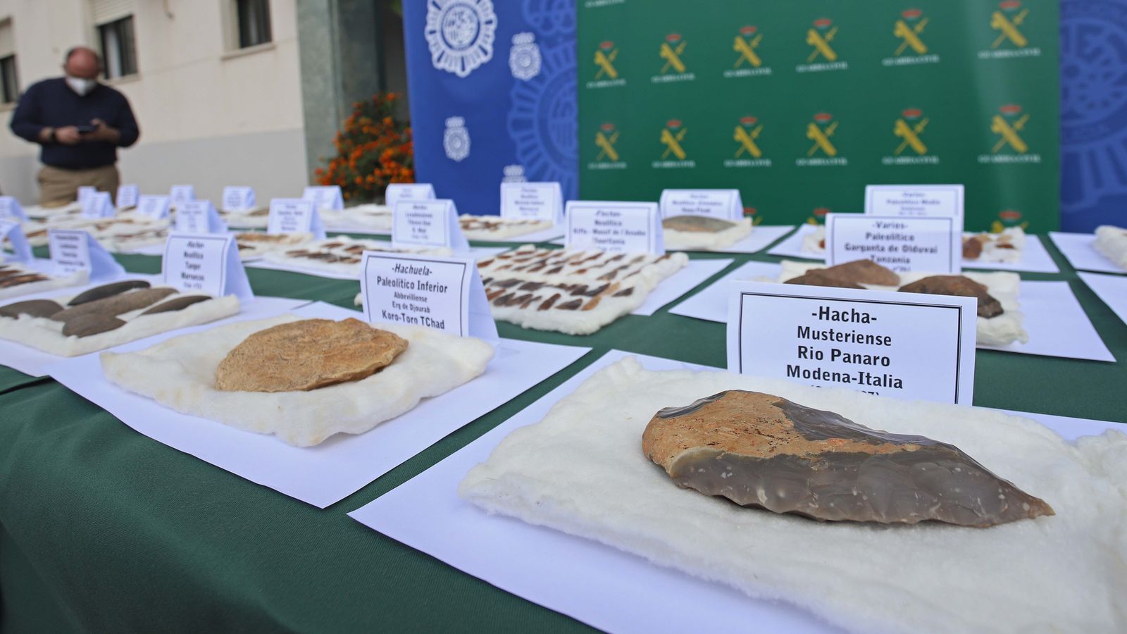 Piezas de la colección incautada en el domicilio de un particular de La Línea.