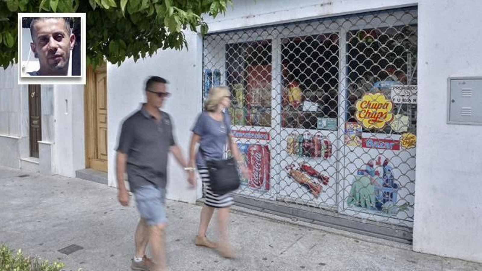 La tienda que regentaba la víctima, en la calle San Pedro, de Carmona. Arriba, a la izquierda, la imagen del acusado.