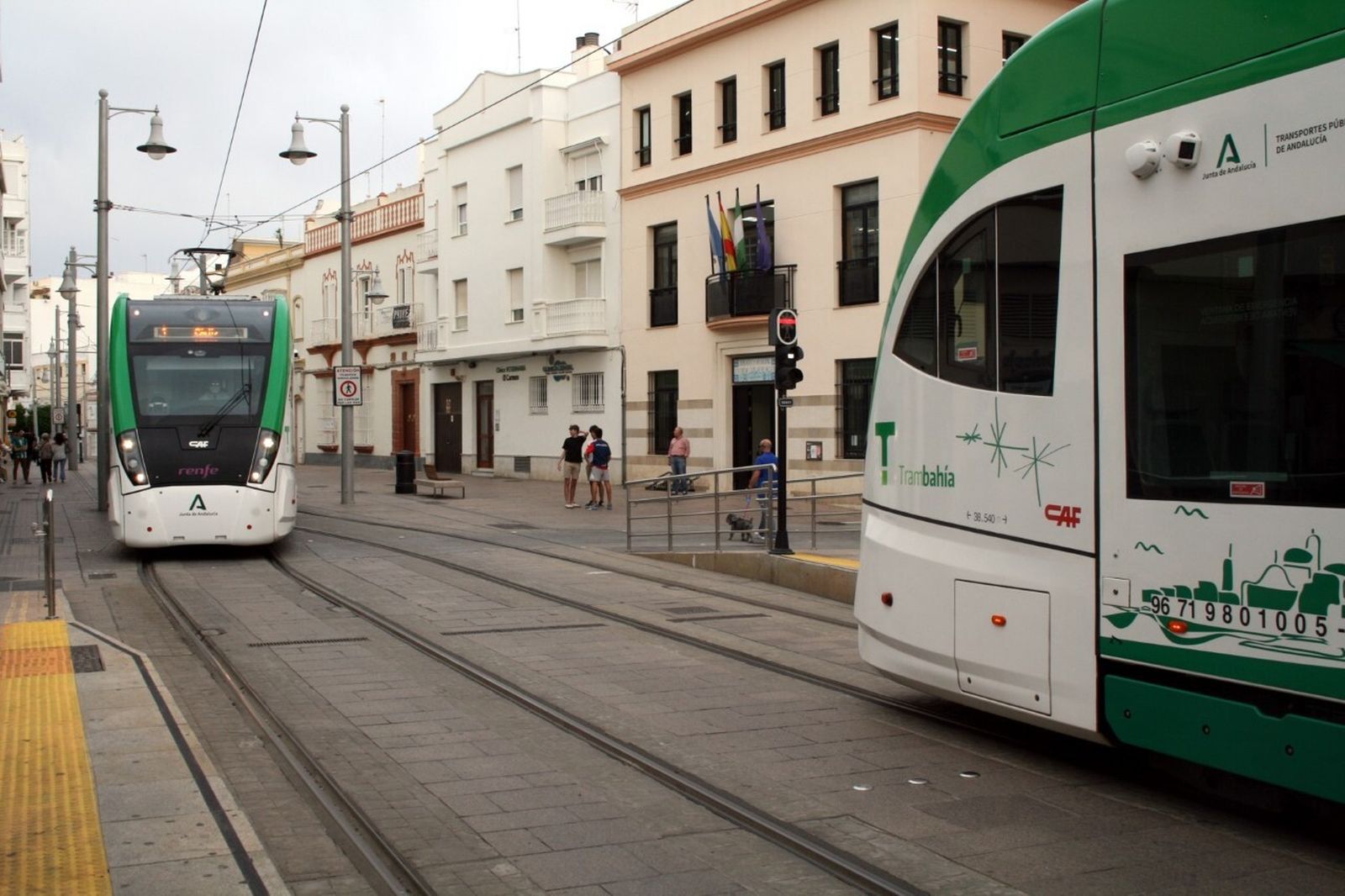 El Trambahía por la calle Real de San Fernando.