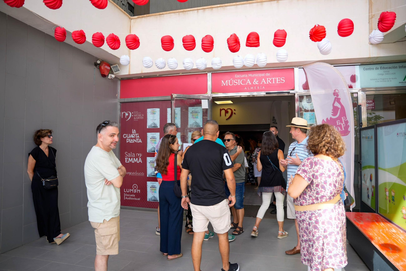 Los almerienses disfrutan del miércoles en la feria de día