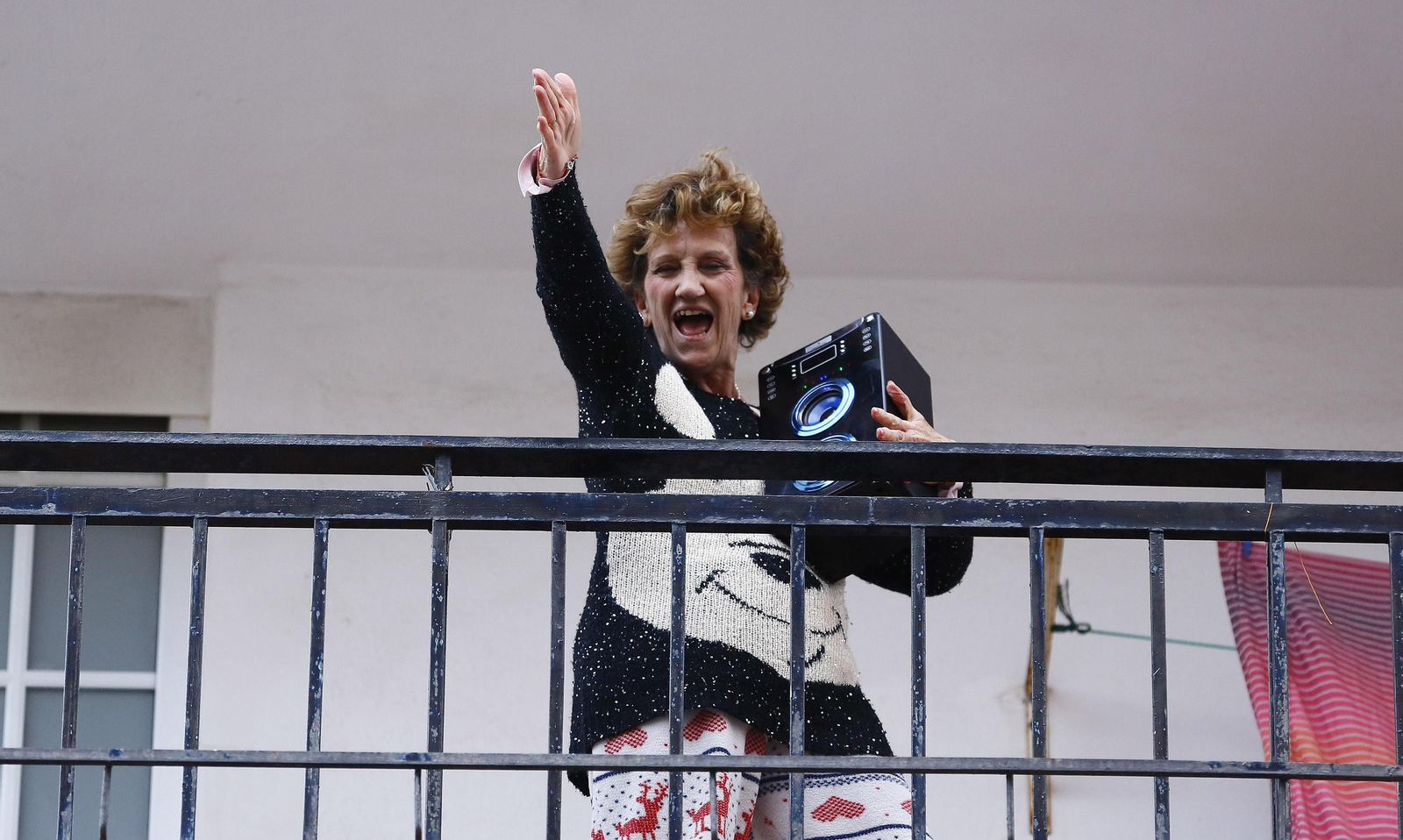 Coronavirus: El primer día de aplausos en Málaga en el que el sol aún no ha caído, en fotos