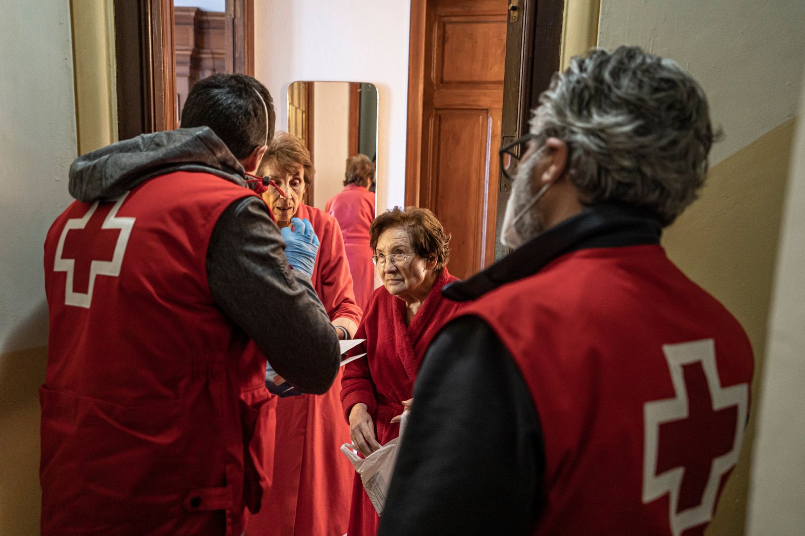 Voluntarios de Cruz Roja ayudan a mayores