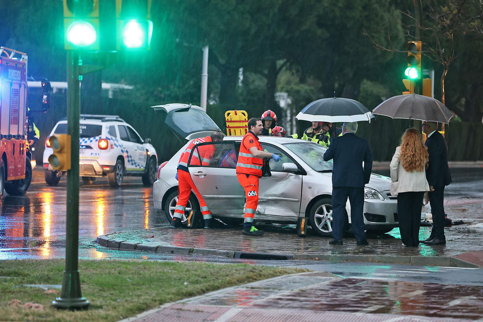 Las espectaculares imágenes del rescate de una persona en un accidente de tráfico en Huelva