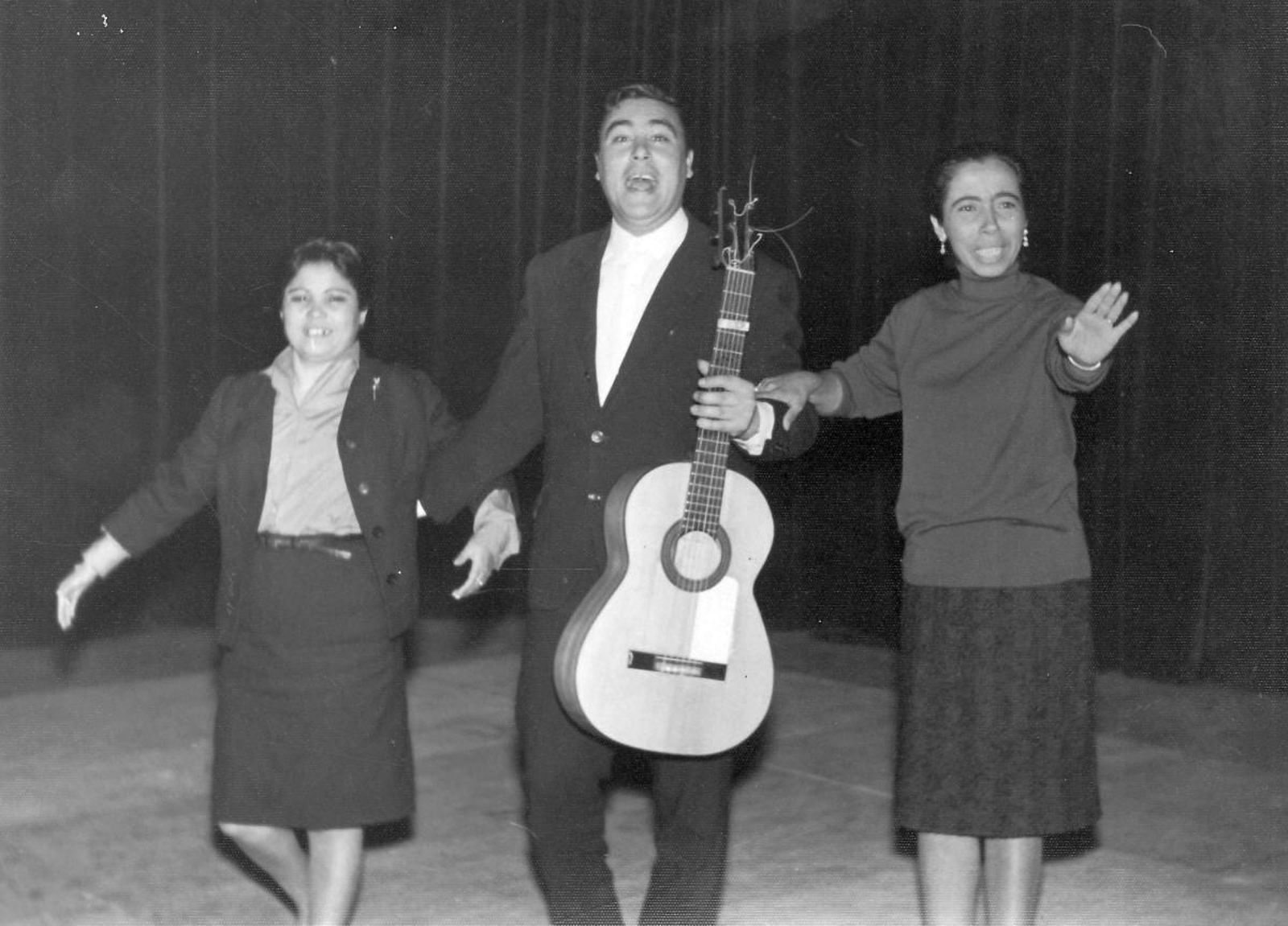 Pedro Peña, con Fernanda y Bernarda de Utrera, en un acto de la Cátedra.
