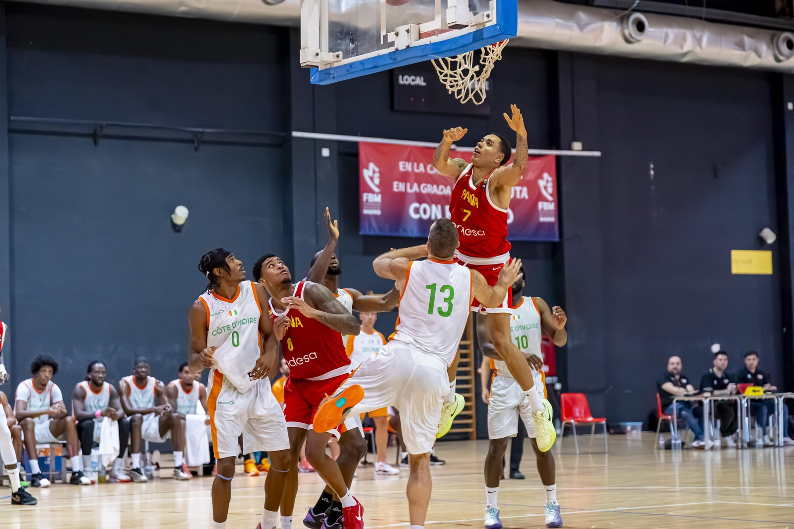 España B, con Álvaro Folgueiras, derrota a Costa de Marfil antes de venir a Málaga