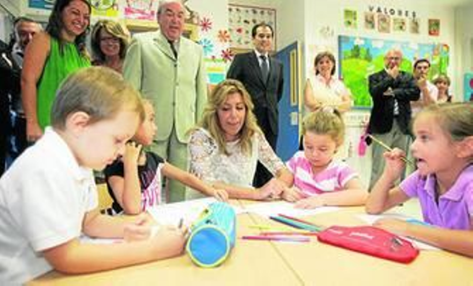 La presidenta de la Junta, Susana Díaz, ayer con los alumnos del colegio público Fray Albino de Córdoba.