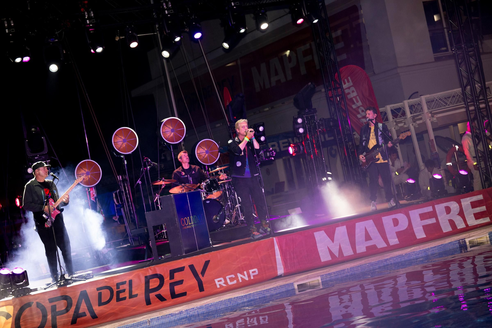 Búscate en el Cóctel de Blanco de la Copa del Rey Mapfre de vela