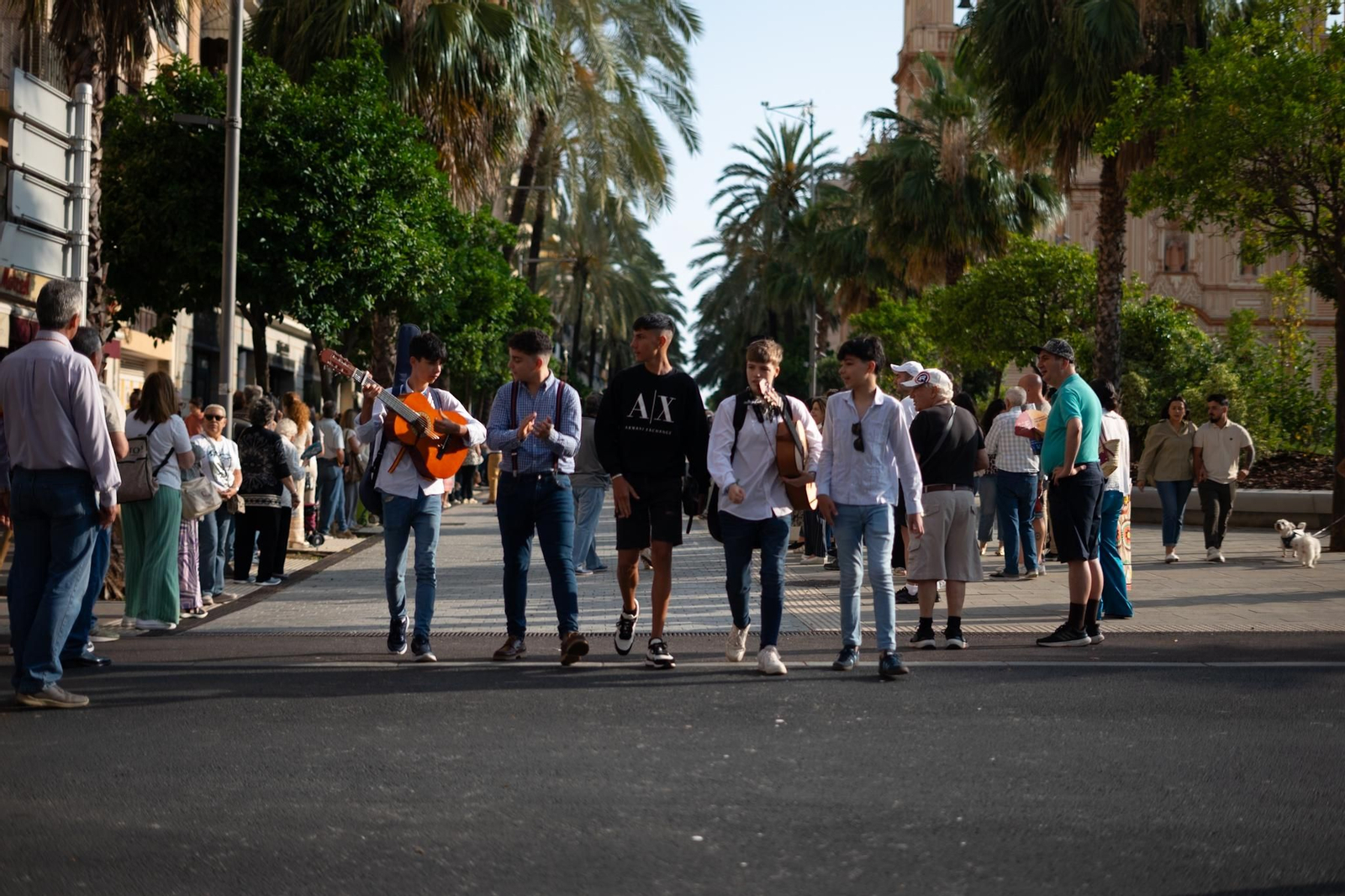 Búscate en los carros y entre la caballería de la Hermandad de Emigrantes en su salida de Huelva al Rocío este 2025
