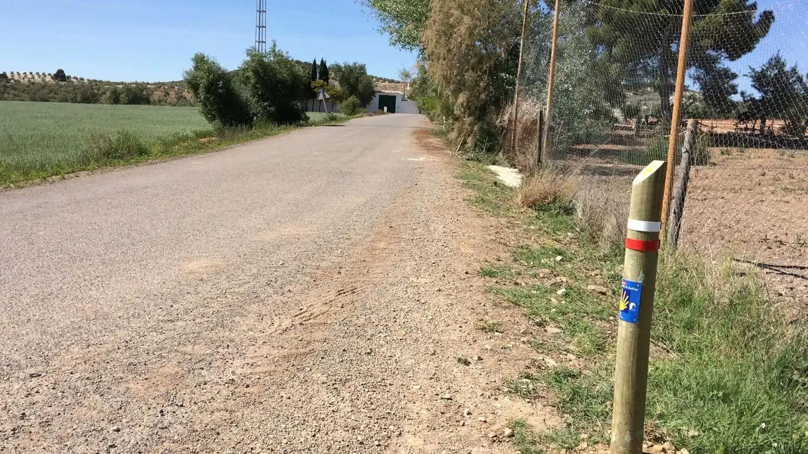 Un sendero del camino con su señalización.