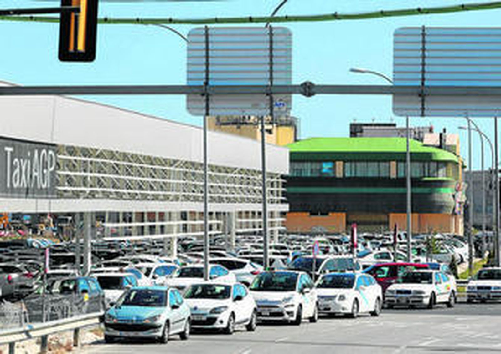 Taxis aparcados en el aeropuerto sin prestar servicio, el viernes, primer día de huelga.