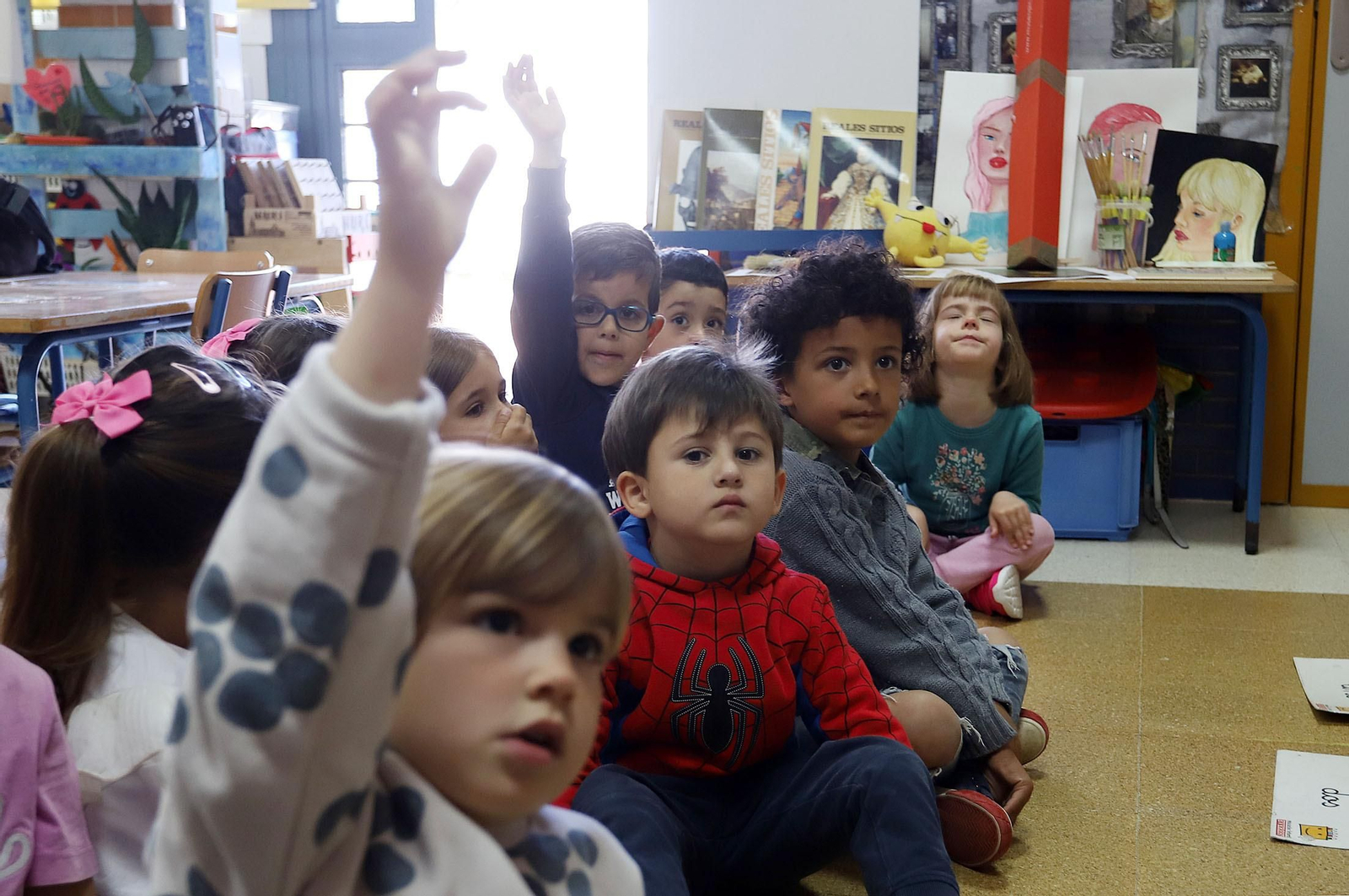 Imágenes de los alumnos de infantil de El Puntal haciendo de periodistas