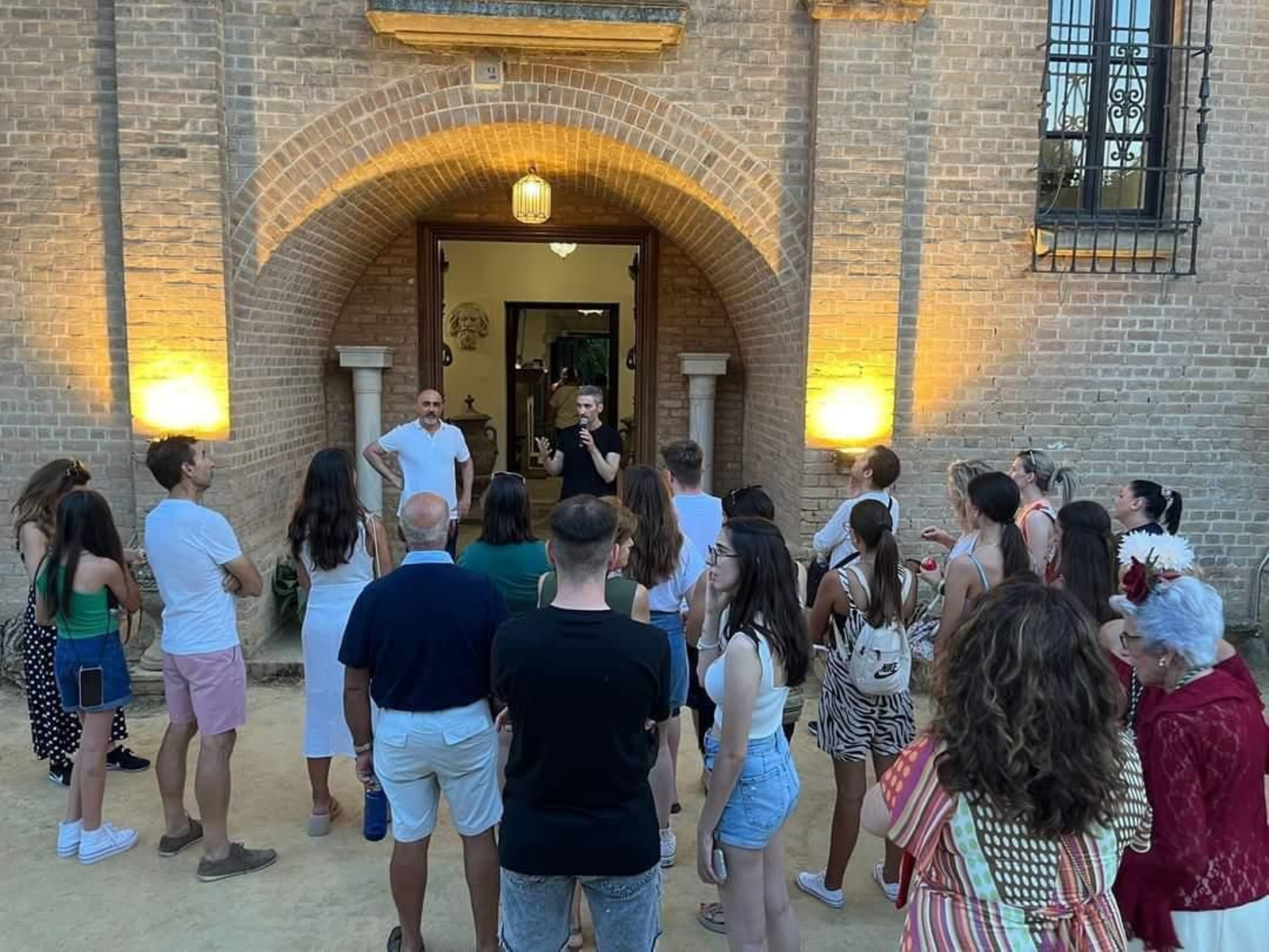Cerca de medio millar de  personas conocen el Palacio de la Casa Real gracias a una visita organizada por el Ayuntamiento de Fuente Vaqueros