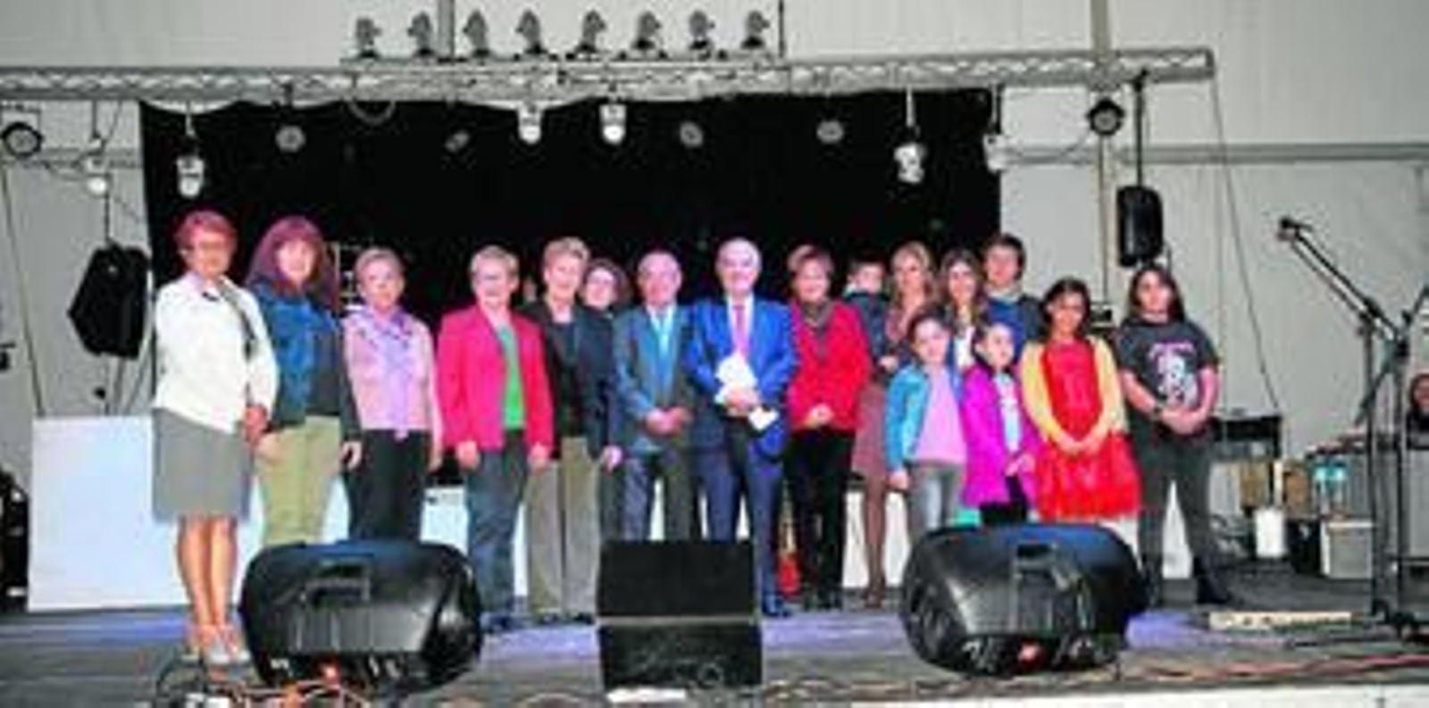Foto de familia de la alcaldesa y el pregonero con miembros de los colectivos que colaboran con el desarrollo de las fiestas y eventos del municipio. Foto de familia de la alcaldesa y el pregonero con miembros de los colectivos que colaboran con el desarrollo de las fiestas y eventos del municipio.