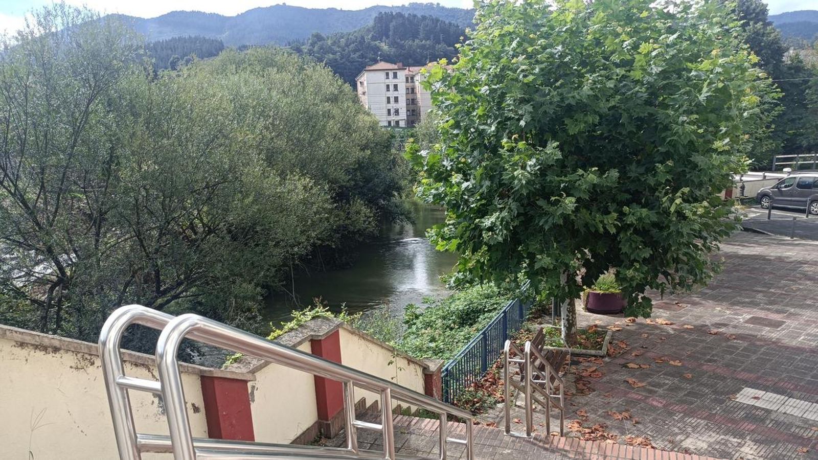 Podemos llegar a Zalla siguiendo la carretera o callejeando junto al río.
