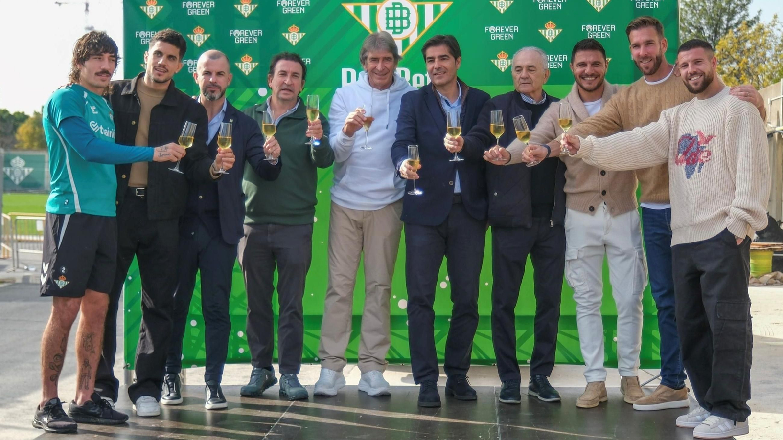 Los capitanes, Manuel Pellegrini y los máximos directivos verdiblancos, junto a Rafael Gordillo y Joaquín, hacen el brindis navideño.