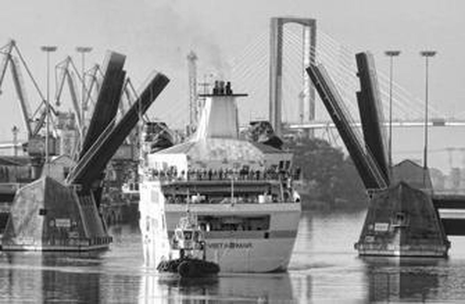 Un crucero, a su entrada al puerto de Sevilla. En la actualidad los barcos de turistas no sobrepasan los 800 pasajeros.