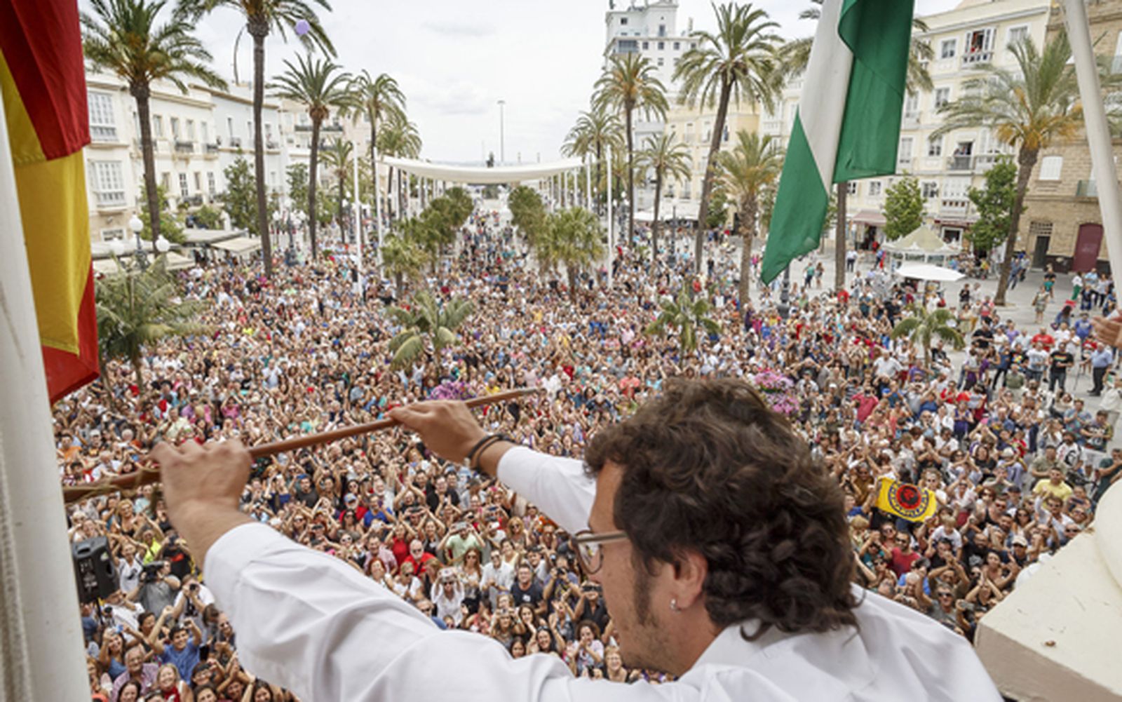 José María González ofrece el bastón de mando de la ciudad al pueblo el día de su investidura. /Julio González