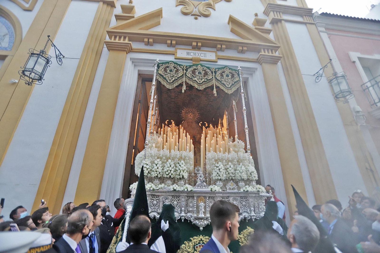 Imágenes de la estación de penitencia de la Hermandad de La Esperanza de Huelva