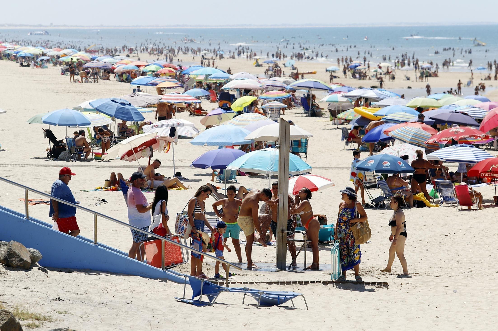 Imágenes de la playa de Matalascañas en un domingo caluroso