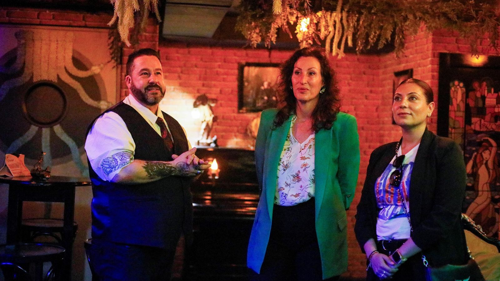 La alcaldesa recibe un tour de la mano de José Miguel Galindo, propietario del establecimiento.