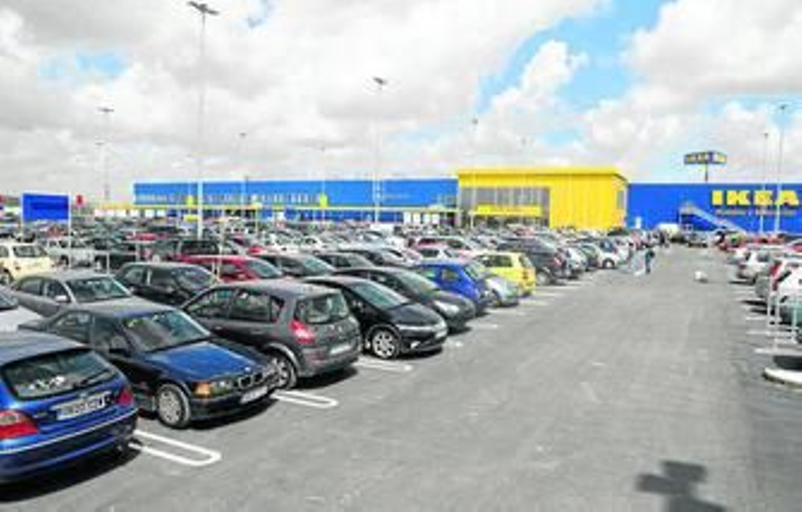 Imagen de cómo se encontraba el aparcamiento de Ikea en la jornada para los familiares, ayer.