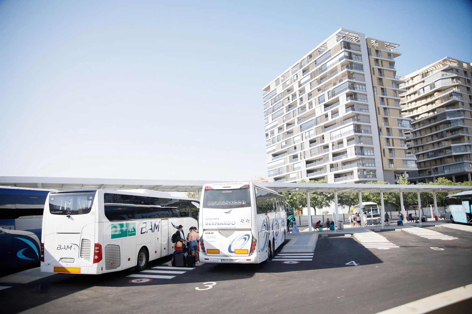 El delegado del Gobierno, Pedro Fernández, visita la estación histórica de Renfe en Almería, en imágenes